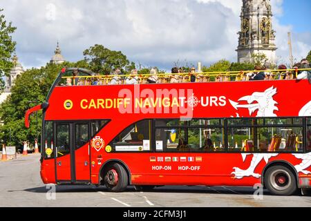 Cardiff, Wales - August 2020: Offener 'Hop on Hop off' Touristenbus in Cardiff Stockfoto