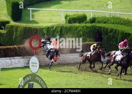 Ein Jockey fällt beim Rennen von einem Pferd, während andere beim Rennen in Meran am 6. September 2020 weiterlaufen. Stockfoto