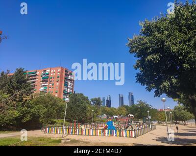 Madrid Stadtpark an einem sonnigen Nachmittag mit einem völlig blauen Himmel, in Spanien Stockfoto