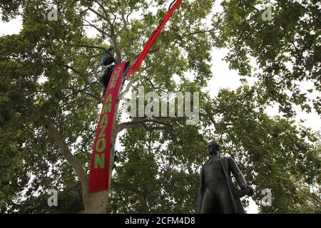 London, Großbritannien. September 2020. Extinction Rebellion Protestierende marschieren vom Parliament Square zur Tate Modern, um die Gefahren für das Meeresleben durch die globale Erwärmung und den Klimawandel aufzuzeigen, 6. September 2020. Demonstranten gegen HS2 hängen in den Bäumen über dem Parliament Square Credit: Denise Laura Baker/Alamy Live News Stockfoto