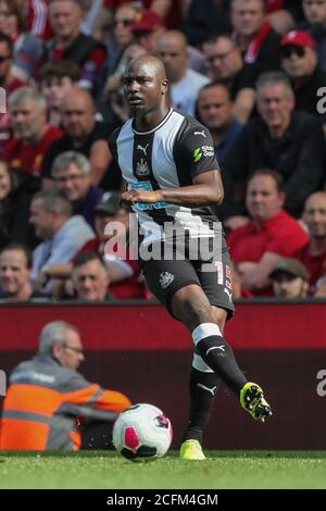 14. September 2019 , Anfield, Liverpool, England; Premier League Football, Liverpool vs Newcastle United ; Jetro Willems (15) of Newcastle United with the Ball Credit: Mark Cosgrove/News Bilder Premier League/EFL Football Bilder unterliegen der DataCo Lizenz Stockfoto