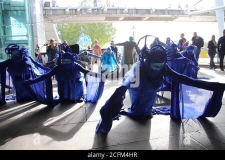 London, Großbritannien. September 2020. Extinction Rebellion Protestierende marschieren vom Parliament Square zur Tate Modern, um die Gefahren für das Meeresleben durch die globale Erwärmung und den Klimawandel aufzuzeigen, 6. September 2020. Blau gekleidete Demonstranten, die als "die Welle" bezeichnet werden, bewegen sich in Wellenformation durch die Straßen Credit: Denise Laura Baker/Alamy Live News Stockfoto