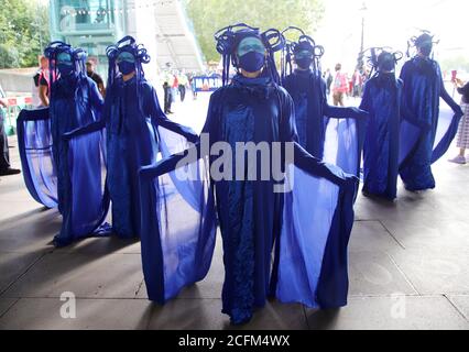 London, Großbritannien. September 2020. Extinction Rebellion Protestierende marschieren vom Parliament Square zur Tate Modern, um die Gefahren für das Meeresleben durch die globale Erwärmung und den Klimawandel aufzuzeigen, 6. September 2020. Blau gekleidete Demonstranten, die als "die Welle" bezeichnet werden, bewegen sich in Wellenformation durch die Straßen Credit: Denise Laura Baker/Alamy Live News Stockfoto