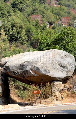 Tunnel Rock in Sequoia und Kings Canyon National Park, Kalifornien, USA Stockfoto