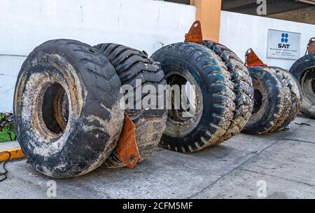 Acapulco, Mexiko - 25. November 2008: Mehrere Sätze von 2 riesigen schwarzen und schmutzigen Reifen im Hafen. Stockfoto