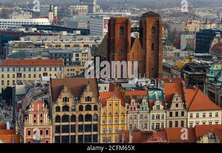 Breslau, Polen - 01.12.2019: Vogelperspektive zur Büßenkirche Brücke zwischen zwei Türmen der Maria Magdalena Kirche. Breslau, Polen. Blick von der Spitze des Cen Stockfoto