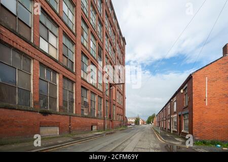 Cawdor Street, Farnworth. Die Bolton Textilfabrik Nr. 2 befindet sich auf der linken Seite. Cotton Mill erbaut Anfang des 20. Jahrhunderts, möglicherweise 1905. VEREINIGTES KÖNIGREICH. Stockfoto