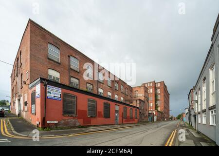 Denmark Mill, Cawdor Street, Farnworth. Die Cawdor Mühle befindet sich auf der rechten Seite und die Bolton Textilmühle Nr. 2 im Hintergrund. England, Großbritannien. Stockfoto