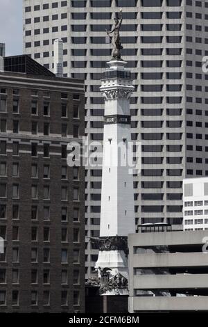 Indianapolis - ca. April 2020: Soldaten und Matrosen Denkmal auf dem Kreis mit Downtown im Hintergrund. Stockfoto