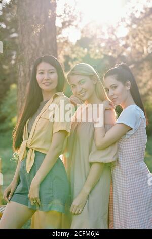 Gruppe von hübschen jungen Frauen der asiatischen und kaukasischen Ethnien In Reihe stehend Stockfoto