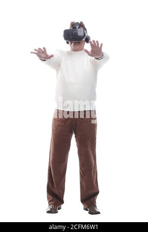Erwachsene männlich suchen mit Interesse durch virtuelle Realität Brille Stockfoto