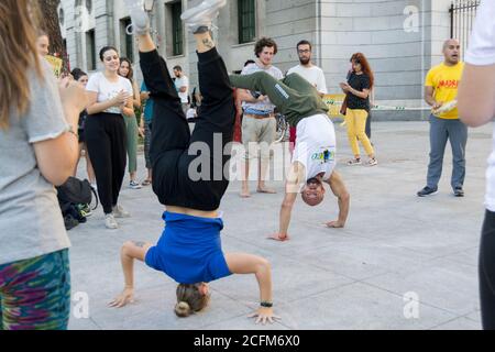 MADRID, SPANIEN - 10. OKTOBER 2019: Extinction Rebellion Madrids Demonstration, bei der einige Demonstranten mitten auf der Straße tanzten Stockfoto