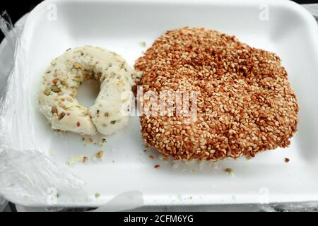 Middle Eastern Sesam und Pistachio Konditorei in Detroit Muslim Community Speichern Stockfoto