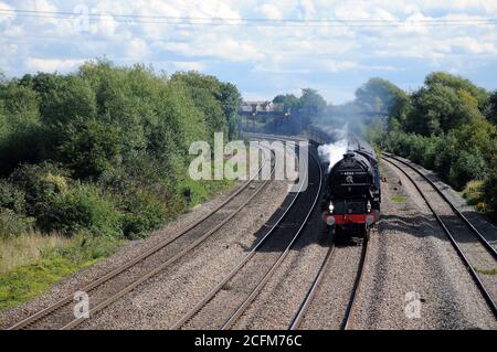 60163 'Tornado' in Richtung Westen bei Magor mit einem 'Cathedrals Express' nach Cardiff Central. Stockfoto