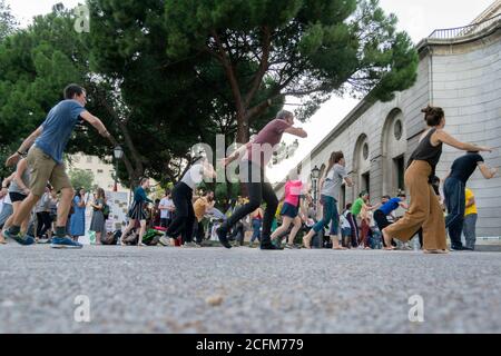 MADRID, SPANIEN - 10. OKTOBER 2019: Extinction Rebellion Madrids Demonstration, bei der einige Demonstranten mitten auf der Straße tanzten Stockfoto