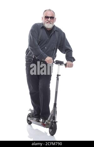 Älterer Mann steht auf Elektroroller. Isoliert auf einem weißen Stockfoto