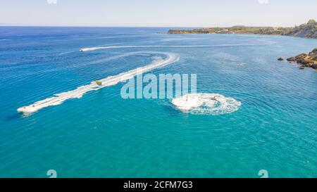 Fly Boarding und Reiten im Meer an einem sonnigen Sommertag, Zakynthos, Griechenland Stockfoto