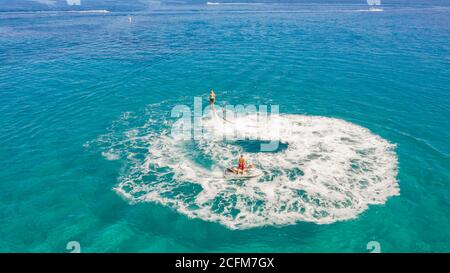 Fly Boarding und Reiten im Meer an einem sonnigen Sommertag, Zakynthos, Griechenland Stockfoto