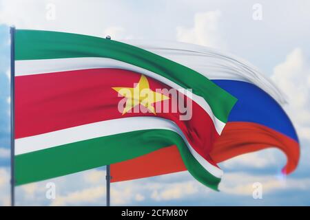 Winkende russische Flagge und Flagge von Suriname. Nahaufnahme, 3D-Illustration. Stockfoto