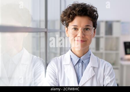Junge erfolgreiche Arbeiterin der wissenschaftlichen Labor in Whitecoat und Brillen Stockfoto