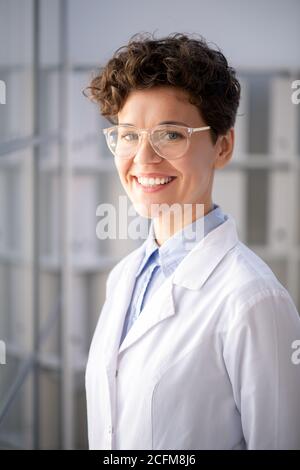 Junge erfolgreiche Wissenschaftlerin, die vor der Kamera steht Wissenschaftliches Labor Stockfoto