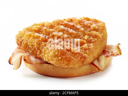 burger Brot mit gebratenem Huhn und Speck auf weiß isoliert Hintergrund Stockfoto