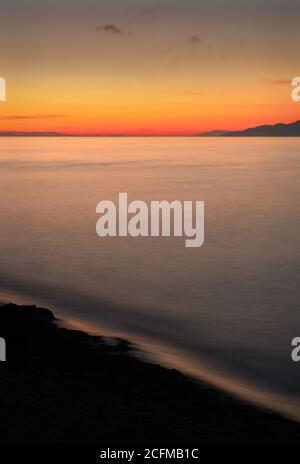 Georgia Strait Salish Sea Sonnenuntergang Dämmerung. Georgia Strait und Salish Sea Sonnenuntergang mit Blick auf Vancouver Island. Stockfoto