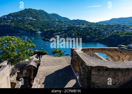 Italien, Kampanien, Ischia - 18. August 2019 - Blick von der aragonesischen Burg von Ischia Stockfoto