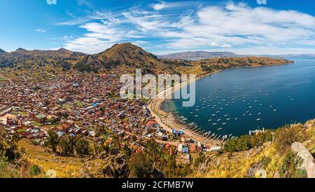 Panorama-Stadtbild der Copacabana-Stadt und der Titicaca-See bei Sonnenuntergang, Bolivien. Stockfoto