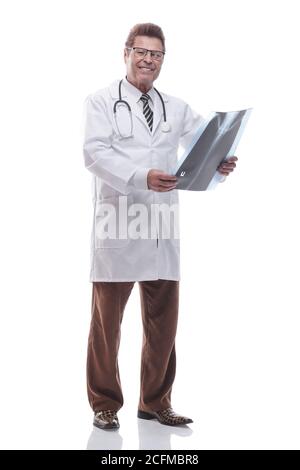 Männlicher Arzt, der einen Röntgenstrahl eines Patienten betrachtet. Isoliert auf einem weißen Stockfoto
