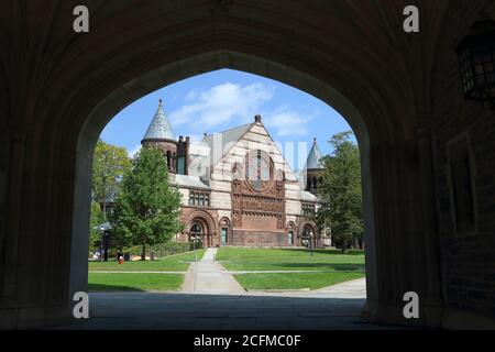 Alexander Hall, in der sich das Richardson Auditorium befindet, vom Blair Hall-Bogen aus gesehen. Princeton University, Princeton, NJ, USA Stockfoto