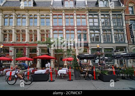 Toronto, Kanada - 6. September 2020: Als Vorsichtsmaßnahme gegen das Coronavirus sind Restaurants im Freien in einen abgesperrten Bereich der Straße umgezogen. Stockfoto