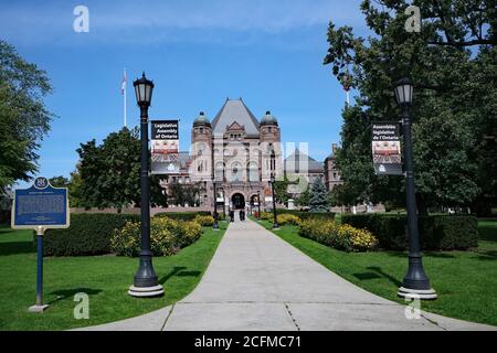 Toronto, Kanada - 6. September 2020: Blick auf das Parlamentsgebäude der Provinz Ontario im Queen's Park, mit einer Gedenktafel, die die Geschichte beschreibt. Stockfoto