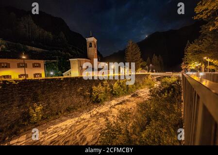 Campodolcino bei Nacht Stockfoto