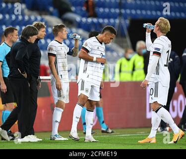 Basel, Schweiz. September 2020. Timo Werner (Deutschland), Thilo Kehrer (Deutschland) und Julian Brandt (Deutschland) trinken während einer Verletzungspause. Internationales Fußballspiel, UEFA Nations League Division A, 2020/2021, Gruppe 4.2.Spieltag. Schweiz (SUI) - Deutschland (GER) 1-1, am 6. September 2020 in Basel/Schweiz. Foto: Markus Giliar/GES/POOL via SVEN SIMON Fotoagentur GmbH & Co. Pressefoto KG # Prinzessin-Luise-Str. 41 # 45479 M uelheim/R uhr # Tel 0208/9413250 # Fax. 0208/9413260 # GLS Bank # BLZ 430 609 67 # Konto 4030 025 100 # IBAN DE75 4306 0967 4030 0251 00 # BIC GENODEM1GLS # www.sve Stockfoto