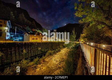 Campodolcino bei Nacht Stockfoto