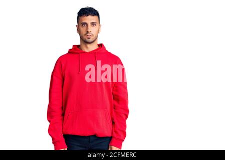 Junge hispanic Mann trägt Freizeitkleidung mit ernsten Ausdruck auf Gesicht. Einfach und natürlich Blick auf die Kamera. Stockfoto