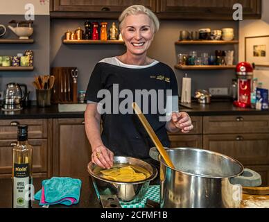 Su Vössing in ihrer Küche. Für die Rezepturentwicklung braucht sie vor allem Ruhe. Sie hat nie ein Radio an. Produktion eines Kochbuches von der Küche bis zum Fotostudio Stockfoto