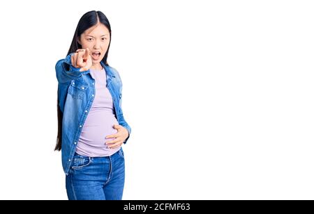 Junge schöne chinesische Frau schwanger erwartet Baby zeigt unzufrieden und frustriert auf die Kamera, wütend und wütend mit Ihnen Stockfoto