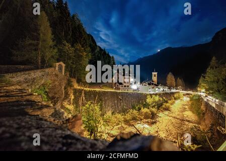 Campodolcino bei Nacht Stockfoto