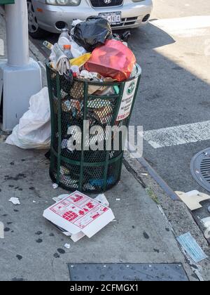 Brooklyn, NY, USA - 6. September 2020: Müllabfuhr über Brooklyn, nachdem das Budget des Sanitation Department inmitten von COVID-19 p um über 100 Millionen Dollar gekürzt wurde Stockfoto