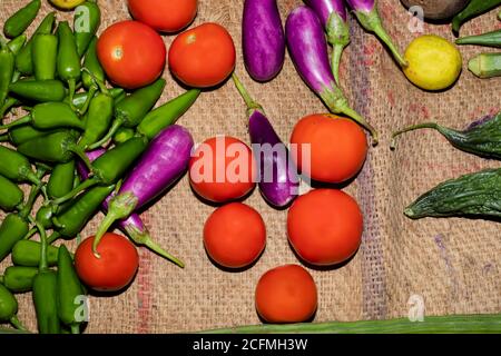 Auswahl an frischem Gemüse. Verschiedene Früchte und Gemüse Stockfoto