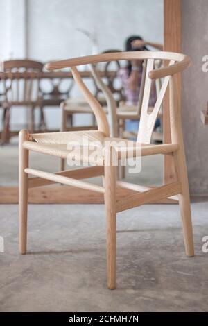 Braun klassischer Stuhl im Coffee Shop mit freistellungspfad eingerichtet Stockfoto