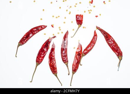 Getrocknete rote Chili, rote Chili explodierte in kleine Stücke mit vielen Samen Stockfoto