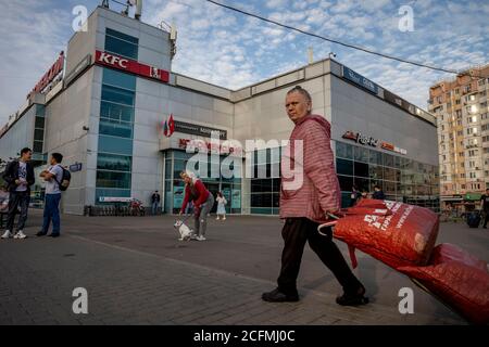 Moskau, Russland. 6. September 2020 Blick auf das Einkaufszentrum Kolomenskiy Gebäude auf Andropova Avenue in der Nähe der U-Bahn-Station Kolomenskaya in Moskau, Russland Stockfoto