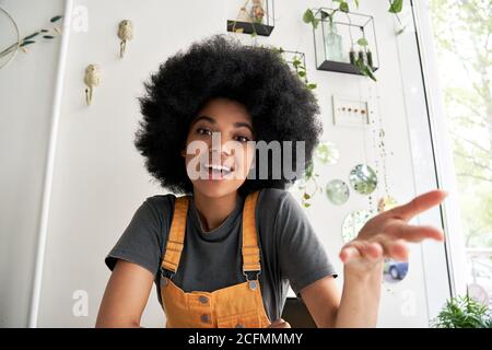 Afrikanische Hipster junge Frau Blick auf Webcam im Gespräch mit der Kamera, Headshot. Stockfoto