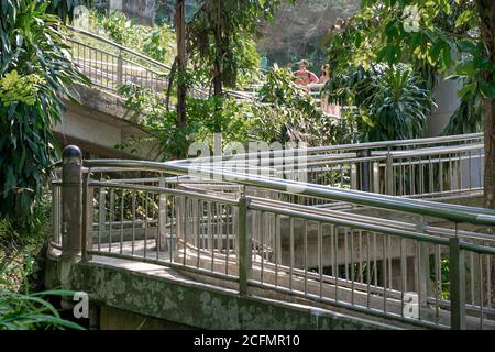 Edelstahlgeländer, Rampen im Stadtpark. Architektur Des Freizeitparks. Stockfoto