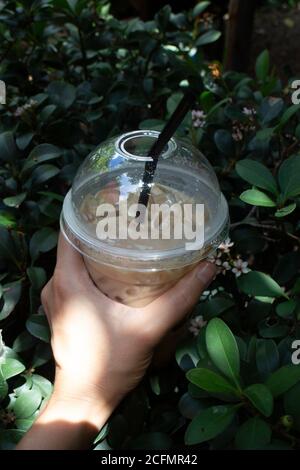 Hand auf Eiskaffee Getränk, Stock Foto Stockfoto