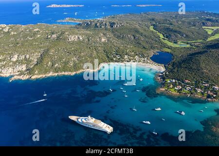 Blick von oben, atemberaubende Luftaufnahme des Grande Pevero Strandes mit Booten und Luxusyachten, die auf einem türkisfarbenen, klaren Wasser segeln. Sardinien, Italien. Stockfoto