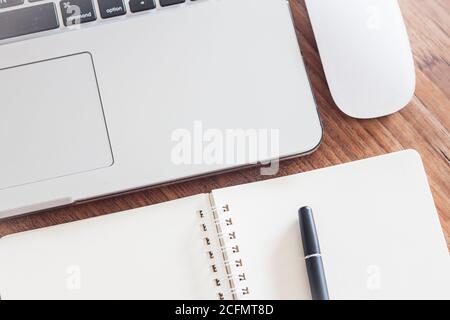 Notizblock und Laptop auf Holztisch, Fotoarchiv Stockfoto